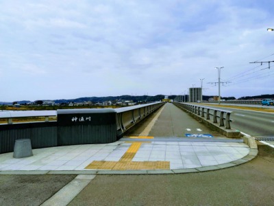 富山市内を流れる神通川にかかる、神通大橋です。この先に、富山大学があります。