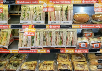 メルボルンのコンビニで見かけたサンドイッチです。一つ7ドル、550円ほどでしょうか。